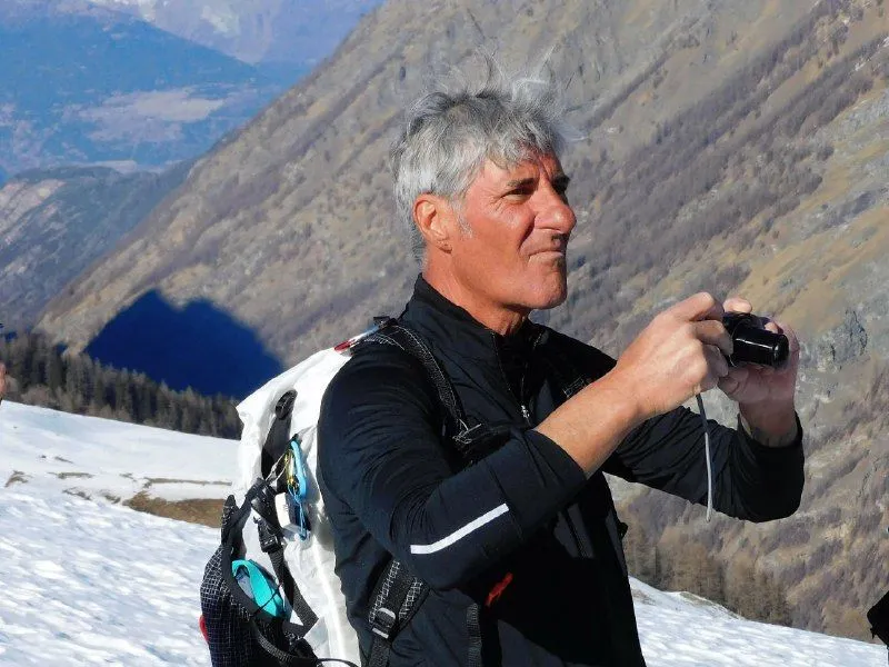 Roberto scatta fotografie su panorama montuoso