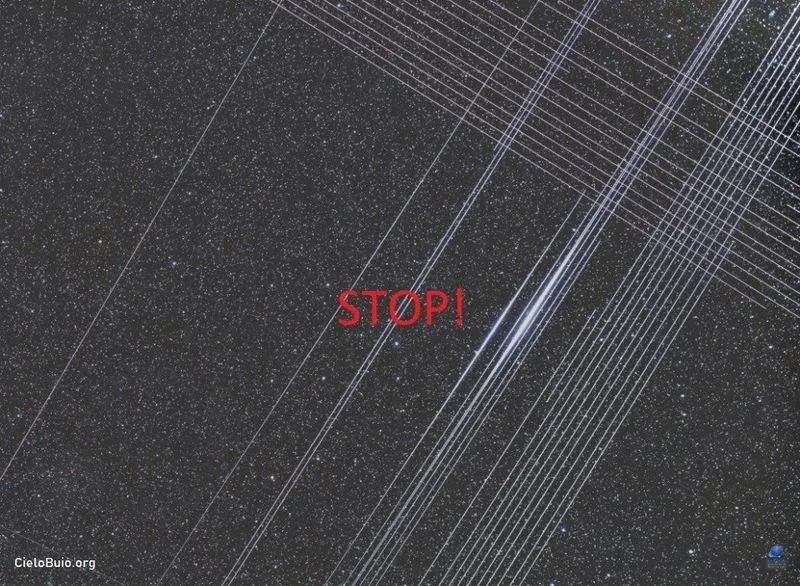 Scie di satelliti in un cielo stellato